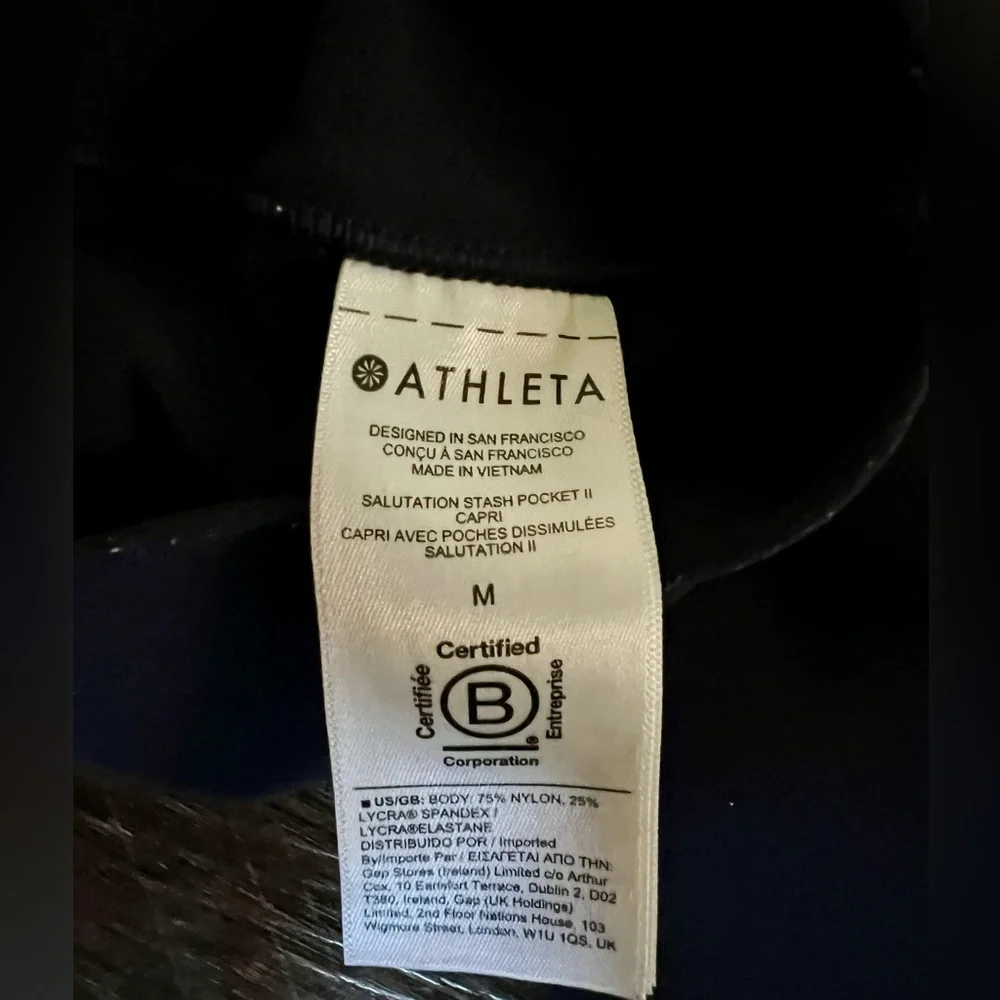 Athleta navy pocket capri, size medium, good condition. - Picture 3 of 4